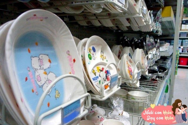 Bát sứ giả với chất lượng không đảm bảo được bày bán tràn lan trên thị trường, bố mẹ nên cẩn thận khi lựa chọn mua cho trẻ.