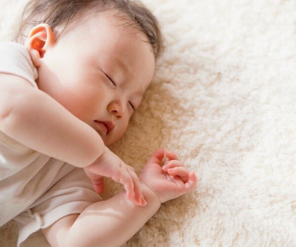 Bé 7 tháng tuổi luôn nắm chặt tay, bà nội cứ nói bình thường nhưng đi khám BS bảo: Đã quá muộn - 1