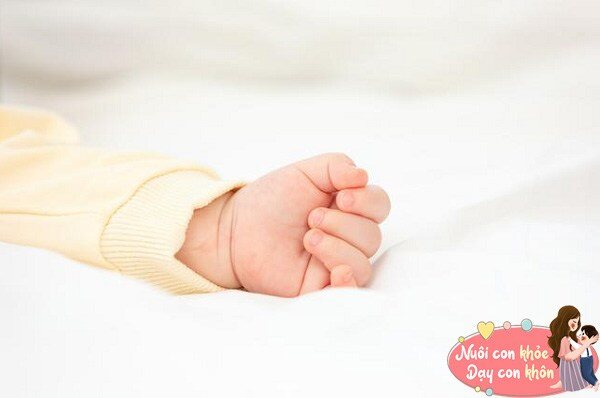 Nếu sau 4 tháng trẻ vẫn nắm chặt tay thì bố mẹ cần chú ý.