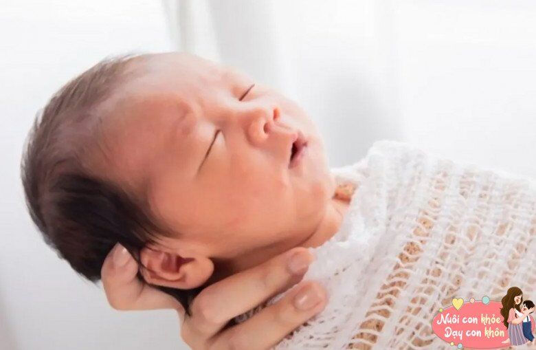 Trẻ có xu hướng ngủ nhiều có thể kéo dài trong vài tháng, trẻ ít cựa quậy, ít khóc hoặc không khóc cũng cần được lưu ý.