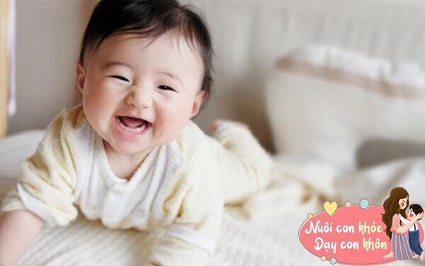 Mỉm cười là hành động giao tiếp đầu tiên của bé, khi bé thức dậy và mỉm cười ngọt ngào với cha mẹ có nghĩa là bé đã có đầy đủ cảm giác an toàn và đang hạnh phúc.