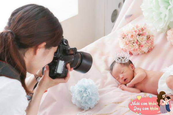 Mắt trẻ sơ sinh sẽ c&agrave;ng nhắm chặt khi tiếp x&uacute;c trực tiếp với &aacute;nh đ&egrave;n flash từ m&aacute;y ảnh.
