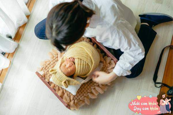 Em b&eacute; sơ sinh cần được giữ ấm cơ thể, để tr&aacute;nh bị nhiễm lạnh hoặc vi khuẩn xung quanh tấn c&ocirc;ng.