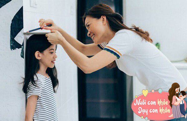 Theo nghiên cứu, ngoài gen di truyền, các yếu tố khác như giới tính, khả năng tiếp cận dinh dưỡng, các bệnh lý rối loạn nội tiết... cũng góp phần tạo nên sự khác biệt trong quá trình phát triển chiều cao của trẻ.