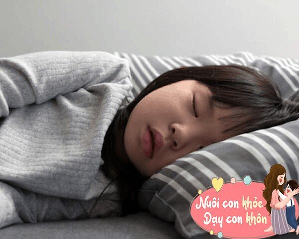 Khi trẻ ngủ, các tế bào và tủy cùng các hormone tăng trưởng phát triển không ngừng thúc đẩy quá trình phát triển chiều cao, dưới tác động của các hormone này, chiều cao của trẻ sẽ tăng lên.