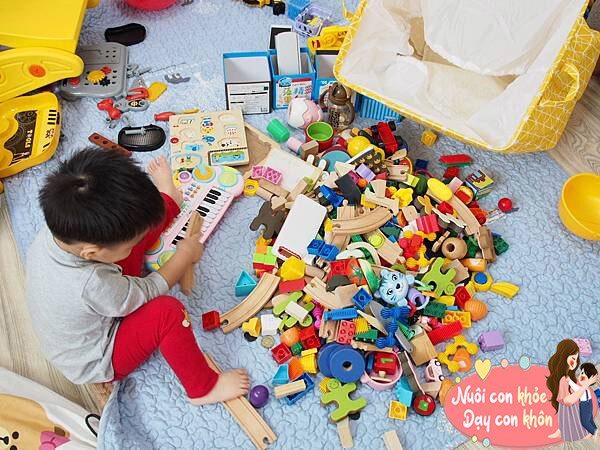 Trẻ bày đồ chơi bừa bộn điều này cho thấy não bộ của trẻ đang được kích thích để phát triển. 