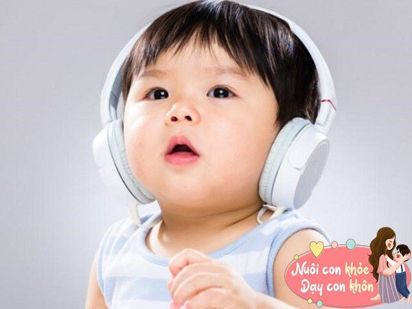 Nhiều chuy&ecirc;n gia cho rằng tốt nhất n&ecirc;n cho trẻ nghe nhạc nhiều hơn trước 3 tuổi, v&igrave; bản th&acirc;n &acirc;m nhạc c&oacute; t&aacute;c dụng xoa dịu thể chất v&agrave; tinh thần.