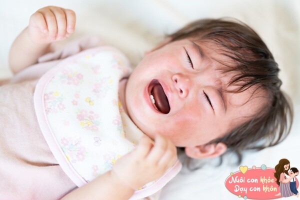 Trời n&oacute;ng, mồ h&ocirc;i tiết ra nhiều sẽ dễ khiến trẻ bị nổi r&ocirc;m sảy.