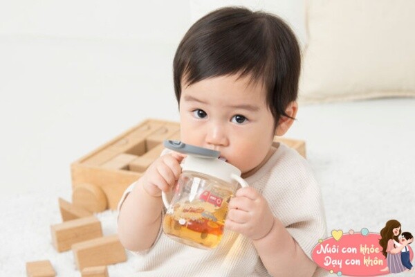 Trẻ sẽ dễ bị mất nước khi sử dụng điều ho&agrave; nhiều, v&igrave; vậy uống nước thường xuy&ecirc;n sẽ rất tốt cho cơ thể b&eacute;.