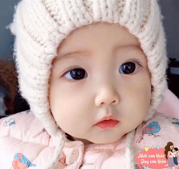 Trẻ c&oacute; đ&ocirc;i mắt trong v&agrave; nhanh nhẹn th&igrave; n&atilde;o đ&atilde; ph&aacute;t triển đầy đủ hơn.