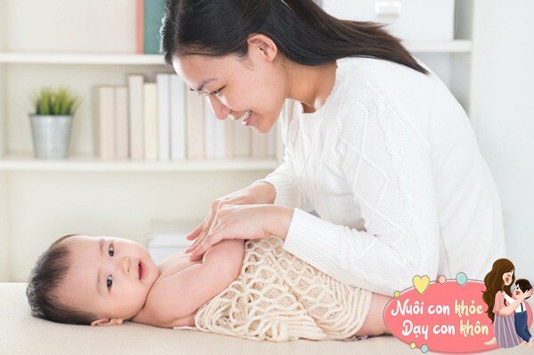 Theo nhiều nghi&ecirc;n cứu, việc cha mẹ thường xuy&ecirc;n tr&ograve; chuyện, vuốt ve con c&oacute; t&aacute;c động đ&aacute;ng kể trong việc gi&uacute;p trấn an trẻ. Những đứa trẻ được massage sẽ lớn nhanh hơn, hệ miễn dịch cũng tốt hơn. 