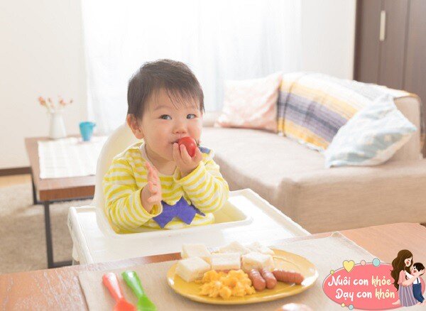 Đảm bảo rằng chế độ ăn của trẻ đủ cân đối và bao gồm đủ các nhóm thực phẩm.