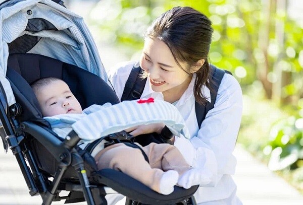 Tránh đưa trẻ đến nơi ồn ào, khói thuốc...