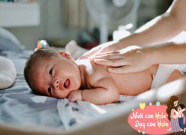 Lưng của trẻ có nhiều dây thần kinh và có thể chạm vào cột sống khi vuốt ve, những điều này có thể kích thích sự phát triển trí não của trẻ và giúp trẻ thông minh hơn.
