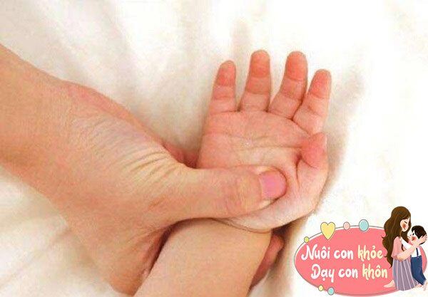 Hành động vuốt ve, xoa nắn ngón tay con vừa giúp bàn tay trẻ cử động linh hoạt hơn, vừa phát ra tín hiệu kích thích để thúc đẩy đại não bé phát triển.