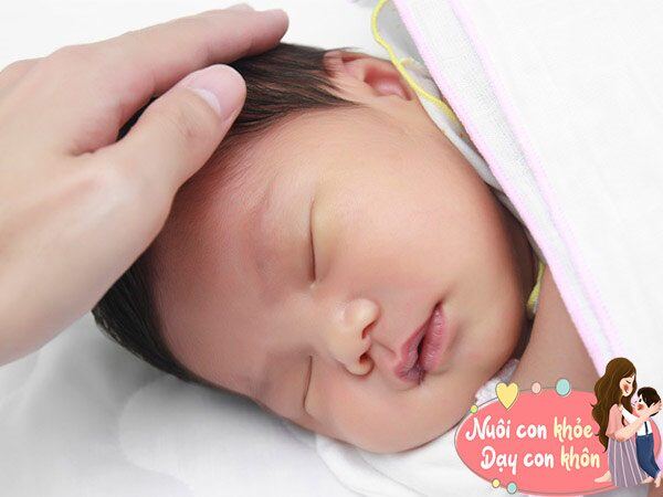 Trán của trẻ sau khi chào đời vẫn chưa khép lại hoàn toàn nên cha mẹ nếu quan sát kỹ sẽ thấy một đường kẽ hở nhỏ. Nếu cha mẹ chạm vào nó có khả năng ảnh hưởng đến sự tăng trưởng và phát triển của trẻ.