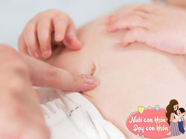 Mẹ không được dùng tay trực tiếp chạm vào rốn trẻ, vì dễ tạo điều kiện cho vi khuẩn lây lan, gây hại cho sức khỏe bé.