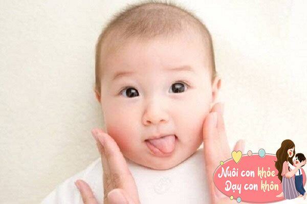Mẹ không nên chạm nhiều vào khuôn mặt con, bởi sức đề kháng của con còn rất yếu, khi tiếp xúc gần gũi với người lớn có khả năng bị lây nhiễm vi khuẩn theo các đường mắt, mũi, miệng…