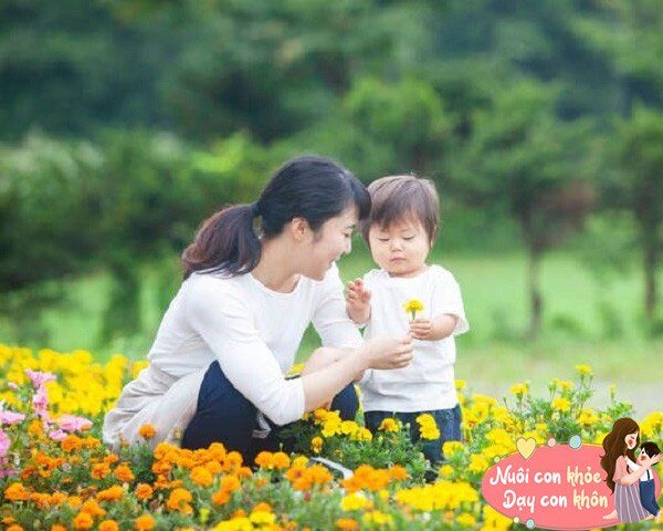 Khi trẻ giao tiếp với cha mẹ, não của trẻ hoạt động nhiều hơn, và mạng lưới tế bào thần kinh trở nên phức tạp hơn.
