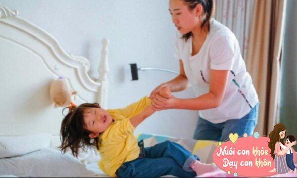 Nhiều cha mẹ áp dụng phương pháp gọi gọi thức dậy chưa đúng cách.