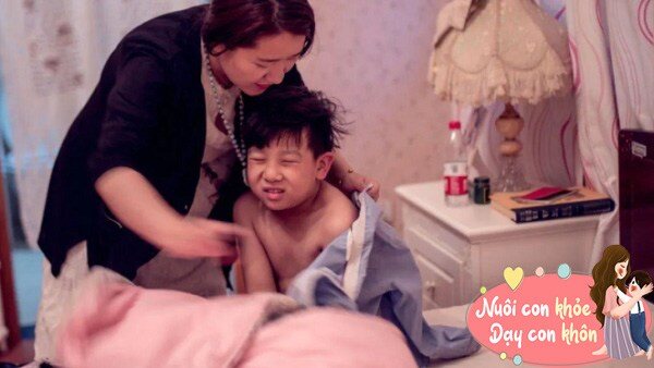 Việc gọi trẻ thức dậy vội vàng, dễ khiến trẻ thêm mệt mỏi.