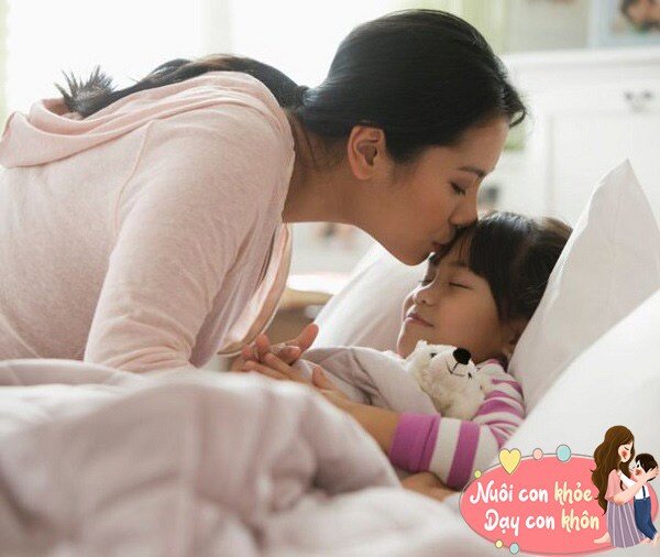 Khi trẻ vẫn đang chìm vào giấc ngủ sâu, hãy nhẹ nhàng, ôn hòa vuốt ve âu yếm trẻ từ chân, tay, vai rồi đến hai má để gọi con thức dậy.