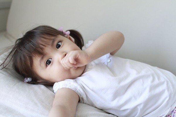 Nếu trẻ tiếp tục mút ngón tay thường xuyên sau 2 tuổi, bố mẹ cần có hướng dẫn phù hợp.