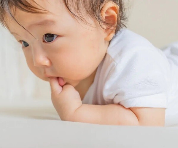 Khác biệt giữa trẻ thích mút ngón tay và trẻ không mút ngón tay sẽ dần lộ rõ khi lớn lên - 1