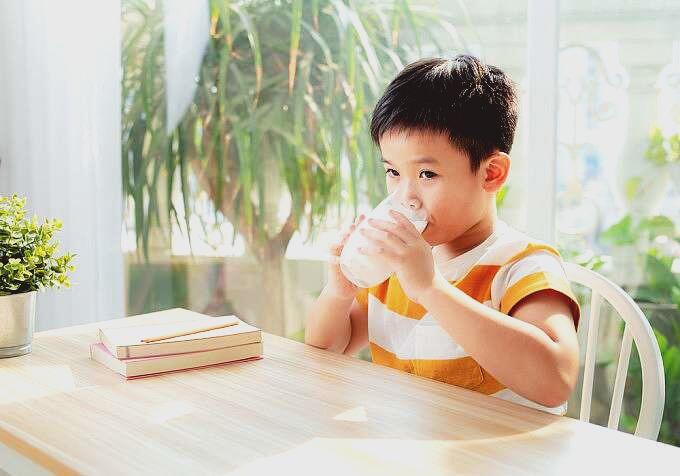 Chọn loại sữa phù hợp có thể hỗ trợ trẻ phát triển tốt.