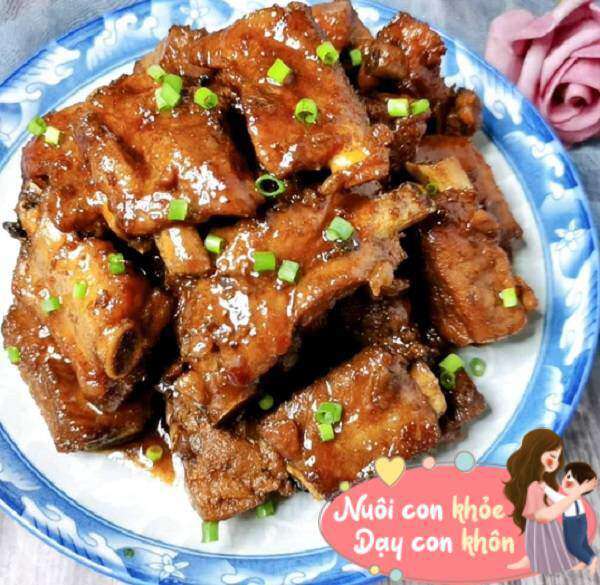Sườn có hàm lượng chất béo thấp, giàu canxi. Do vậy, nó rất tốt cho phụ nữ và trẻ em nếu ăn thường xuyên.