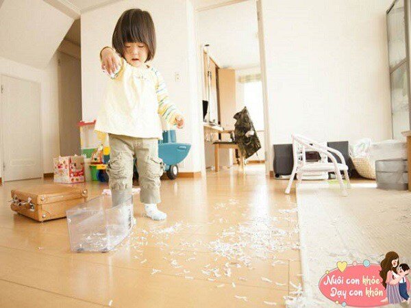 Trẻ nghịch ngợm cũng được xem là hành vi tốt cho cho quá trình kích thích phát triển trí não của trẻ.