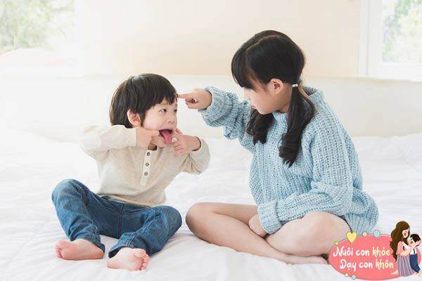 Nếu trẻ có một số hành vi quá mức, cha mẹ nên có phương pháp giáo dục đúng đắn hơn.