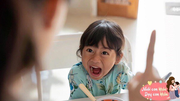 Trốn tránh trách nhiệm và không nhận lỗi.