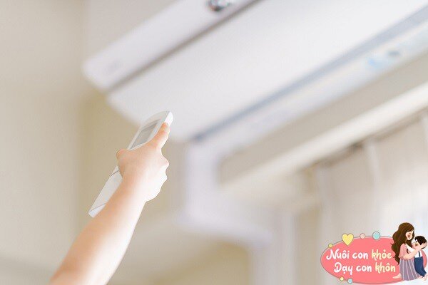 Nếu trẻ đang ngủ thì nên bật điều hòa ở mức 28 độ.