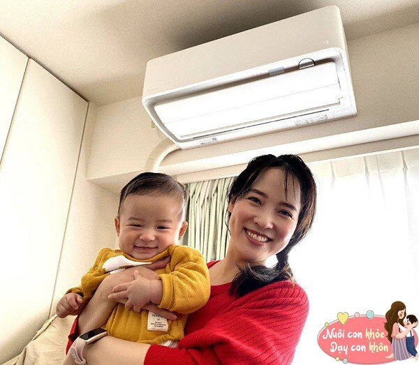 Không bật điều hòa ngay sau khi trẻ đổ mồ hôi.