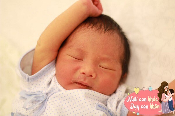 Đ&ocirc;i khi, việc cười khi ngủ cũng l&agrave; một t&iacute;n hiệu từ cơ thể trẻ sơ sinh b&aacute;o hiệu rằng sức khỏe của b&eacute; đang c&oacute; vấn đề v&agrave; cầu cứu mẹ.