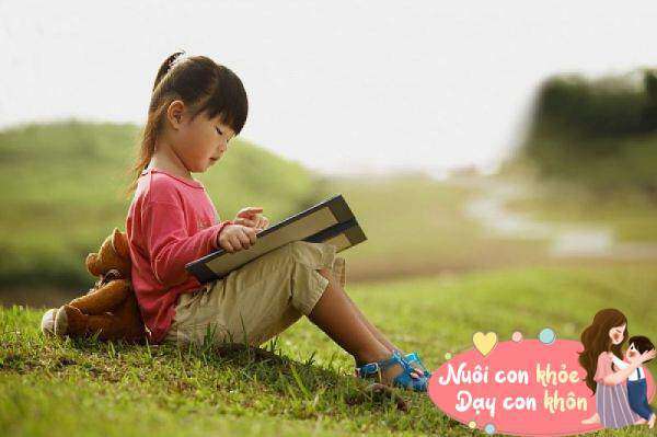 Khi nhìn thấy các bức tranh trong sách, trẻ thường tưởng tượng và mở rộng câu chuyện trong sách tranh, từ đó rèn luyện khả năng tư duy, trí tưởng tượng, thúc đẩy sự phát triển của trí thông minh.