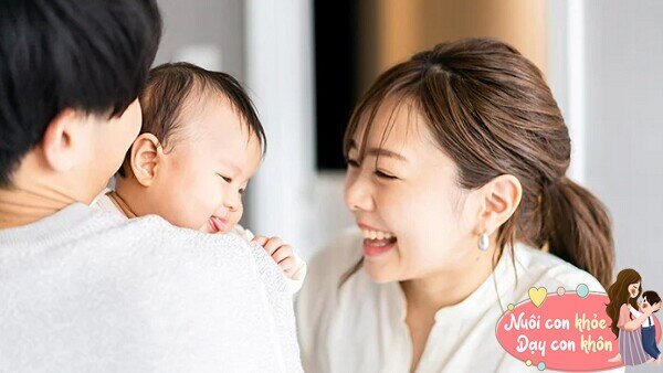 Thể hiện t&igrave;nh y&ecirc;u thương với con.