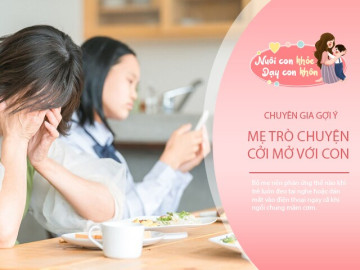 Trẻ đeo tai nghe, dán mắt vào điện thoại khi ăn cơm, chuyên gia gợi ý cách “trị” không cần quát mắng