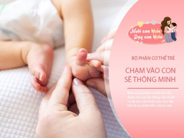 Mẹ thường xuyên chạm vào 3 bộ phận này trên cơ thể trẻ, con lớn lên sẽ rất thông minh