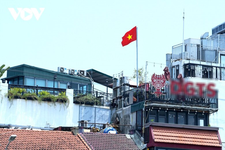 Các cửa hàng kinh doanh đồng loạt treo cờ, góp phần tạo nên những dải màu nối dài, đồng điệu trong nhịp sống đô thị.