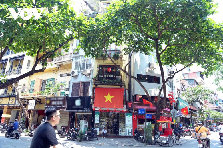 Sự hiện diện của quốc kỳ trong từng góc phố trở thành nét đẹp quen thuộc, góp phần lan tỏa tinh thần tự hào trong đời sống thường nhật.