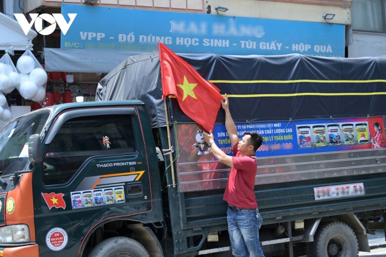 Cờ đỏ sao vàng phủ sắc phố phường: Nét đẹp bình dị lan tỏa trong đời ...