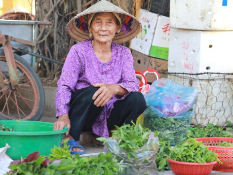 Cụ bà U100 ở Ninh Bình tự nấu cơm bếp củi, làm vườn, đạp xe đi chợ bán rau