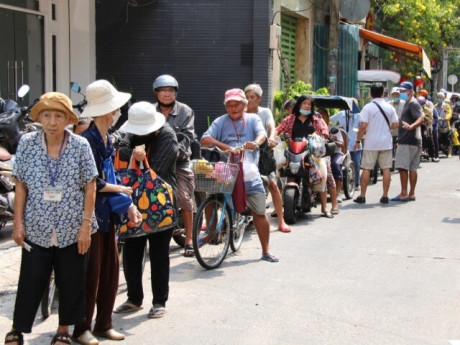 Người già, bệnh nhân ở TPHCM xếp hàng dài chờ mua cơm giá 1.000 đồng