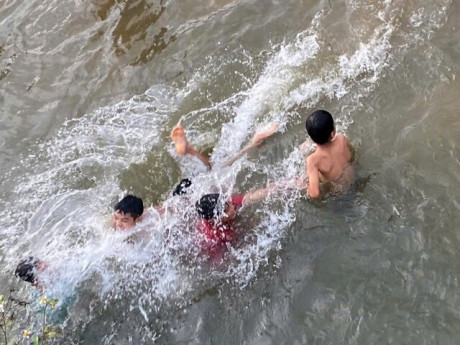 "Ám ảnh nhất là tiếng khóc của người thân chờ tin các cháu bên bờ sông"