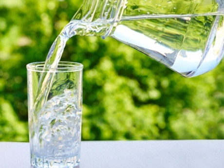 Sau tuổi 55, uống nước buổi sáng thế nào để giảm nguy cơ đột quỵ? 4 lưu ý nhiều người vẫn đang bỏ qua