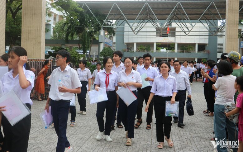 Tại điểm thi Trường THPT Bà Rịa, phường Bà Rịa (khu vực Bà Rịa - Vũng Tàu cũ), nhiều thí sinh cũng rời phòng thi với tâm trạng phấn khởi. Bên ngoài cổng trường, phụ huynh và lực lượng tình nguyện viên chờ sẵn để động viên, chúc mừng các em sau khi kết thúc bài thi.