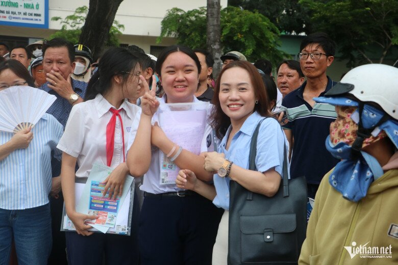 Hoàn thành thi Tiếng Anh trong 15-30 phút, thí sinh TPHCM tự tin đợi điểm 9-10 - 13