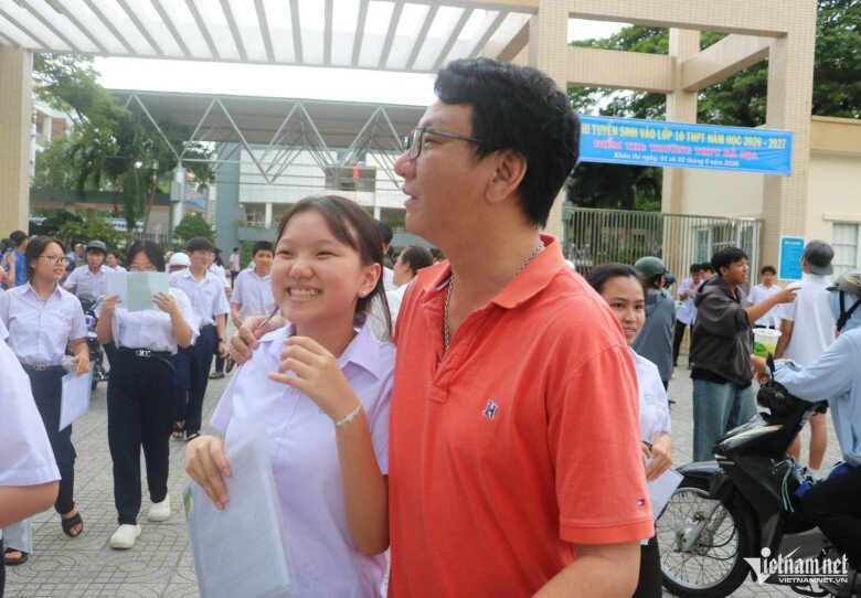 Hoàn thành thi Tiếng Anh trong 15-30 phút, thí sinh TPHCM tự tin đợi điểm 9-10 - 16
